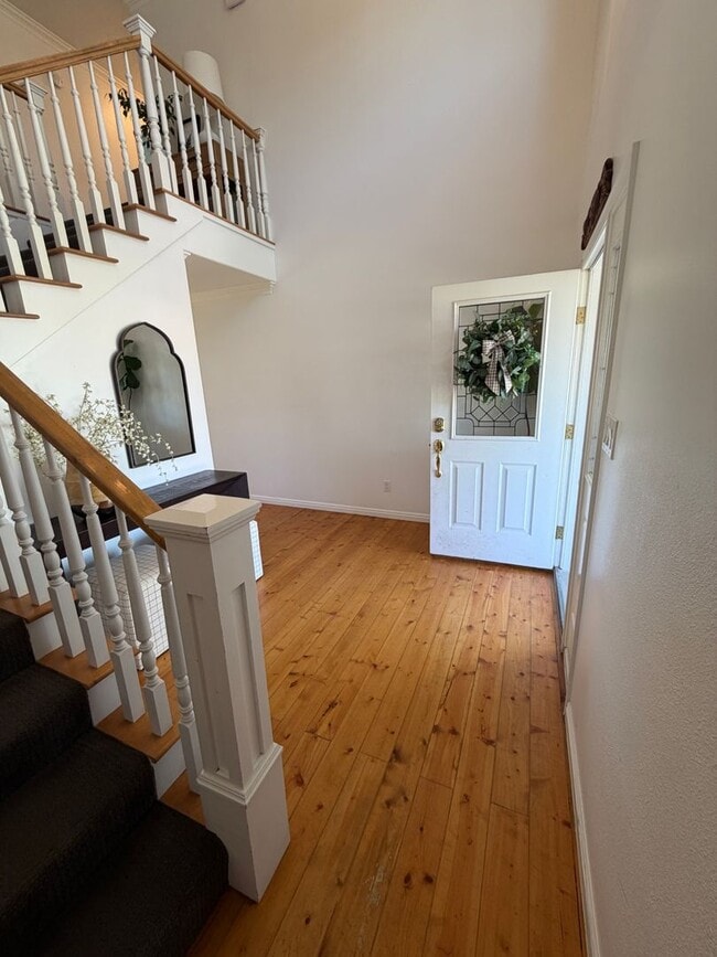 Building Photo - Beautiful 4 bedroom, 3 bathroom Home with a pool!!