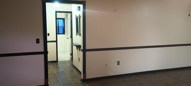 Building Photo - Beautiful 2 bedroom 2 bathroom house 1 car...