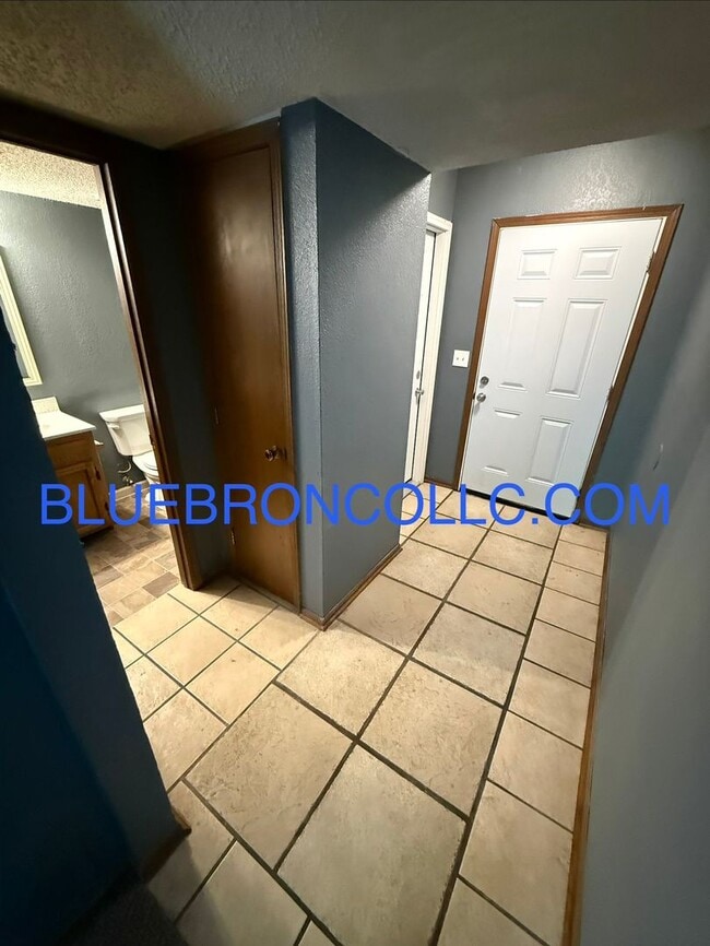 Building Photo - Spacious 3 bedroom townhome with attached 1 car garage