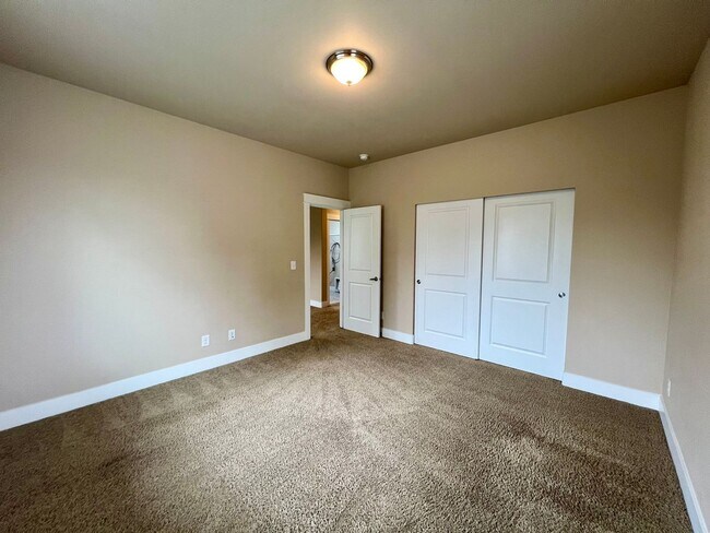 Building Photo - Large 5 Bedroom Home in Tumwater