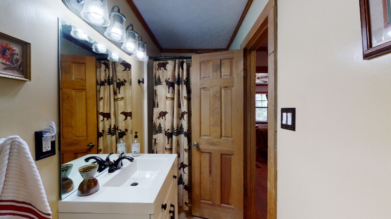 Building Photo - 121 Redbird Dr