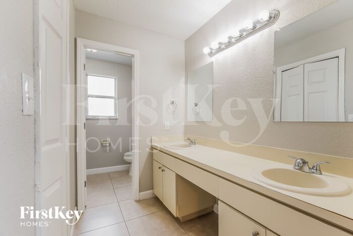 Building Photo - 10561 SW 161st Ave