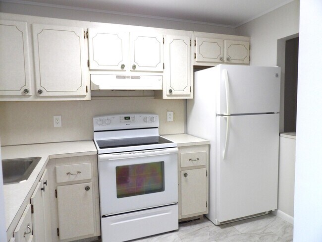 Building Photo - 1638 Embassy Dr