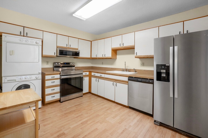 Stainless Steel Kitchen Appliances - 15115 Interlachen Dr