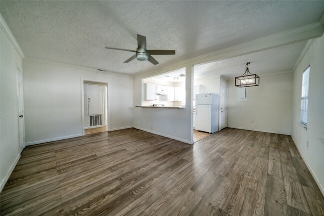 Building Photo - 303 Park St