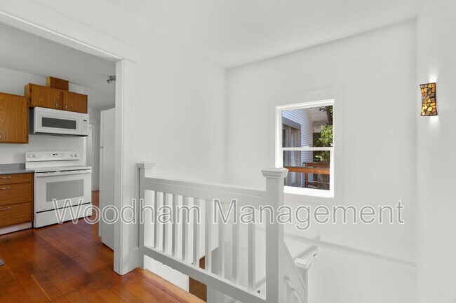 Building Photo - 407 N Broadway Ave