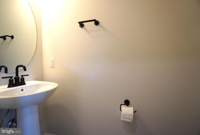 Building Photo - 612 America Dr