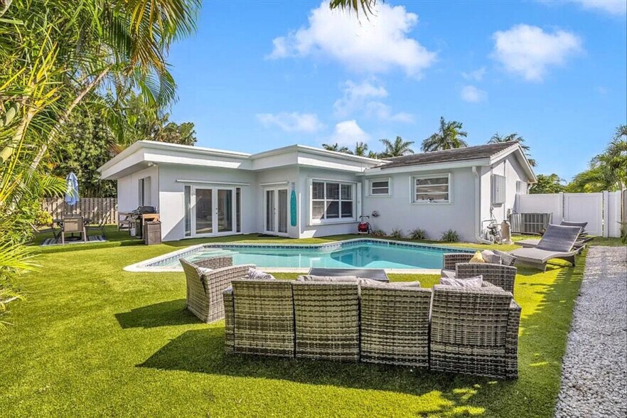 Building Photo - 1684 SE 10th Ave