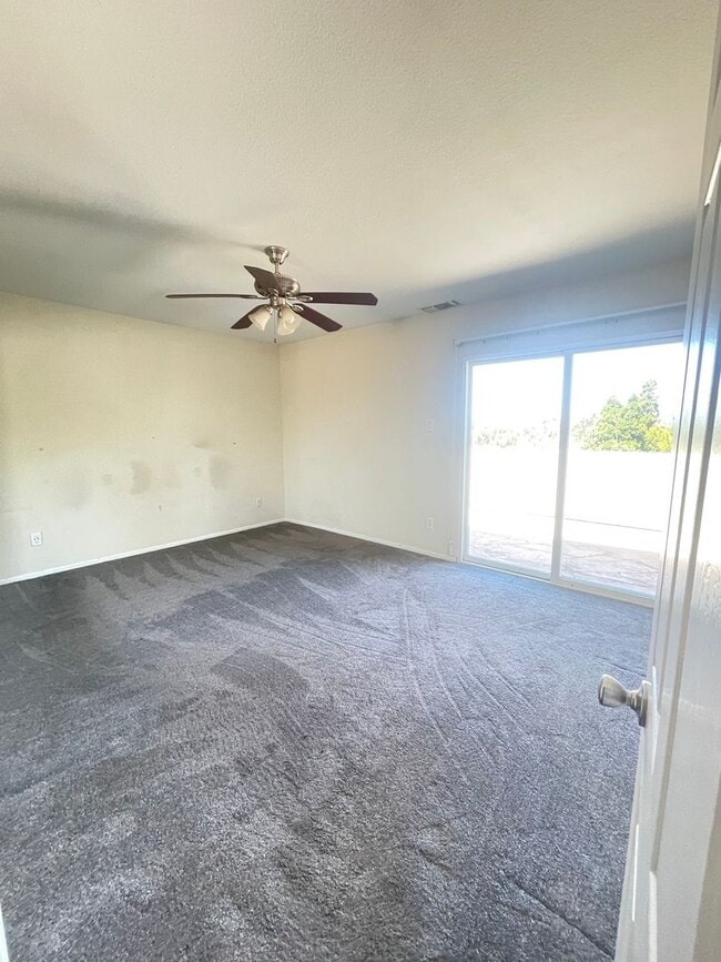 Building Photo - Live Large in this Outstanding 4 bed / 3 bath