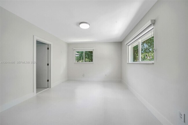 Building Photo - 711 Sunset Dr