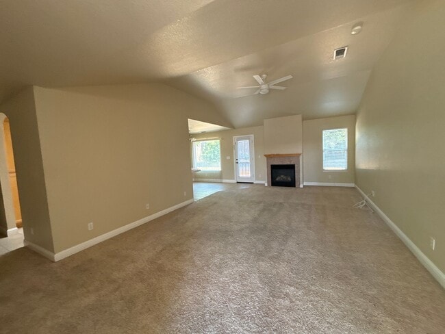 Building Photo - Central Roseville Single Story, 3 Bedroom, 2 Bath, 2 Car Garage Close to schools & Shopping