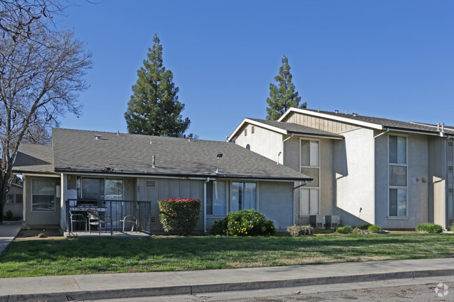 Building Photo - Oakwood Apartments II