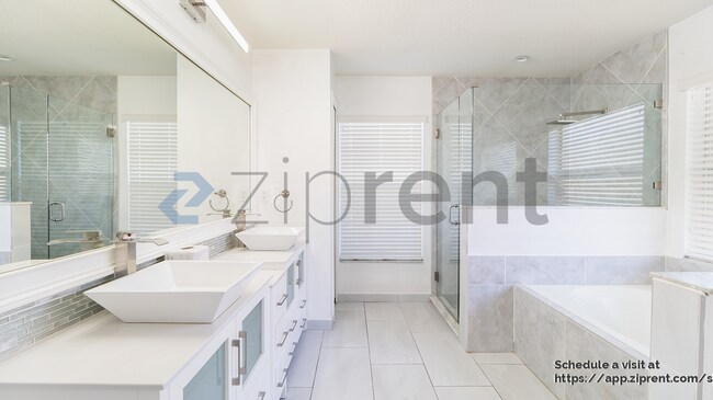 Building Photo - 714 SW Sardinia Ave