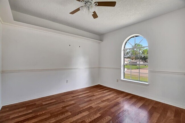 Building Photo - 1311 Oak Hollow Dr