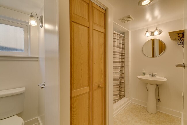 Building Photo - 3Bd/1.75Ba Seattle House