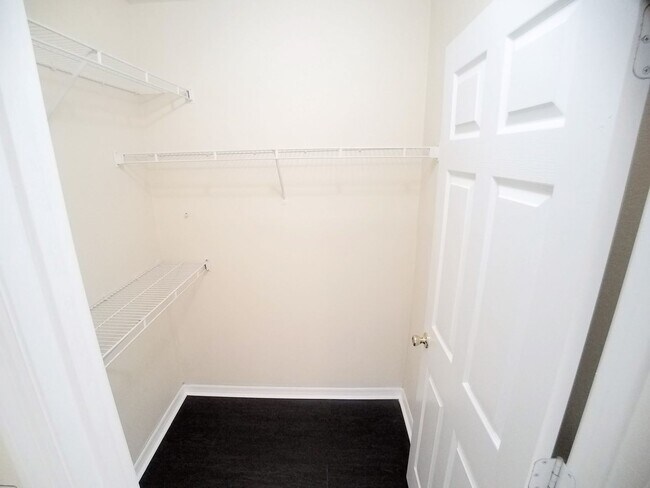 Building Photo - Gorgeous Wood Floors 1/1 condo for RENT @The Crest close to UCF