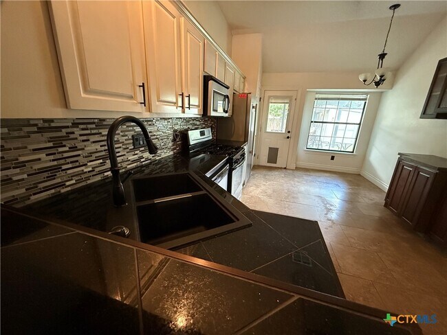 Building Photo - 702 Spring Hollow Dr