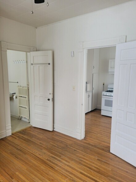 Building Photo - 609 S Broad St