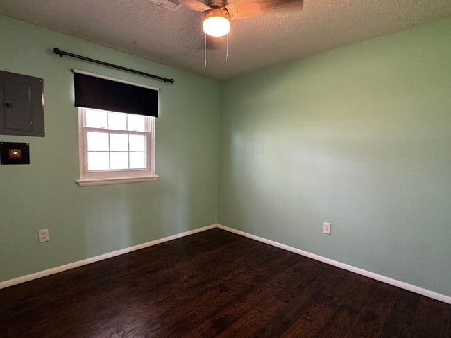 Building Photo - 3028 NE Pioneer Blvd