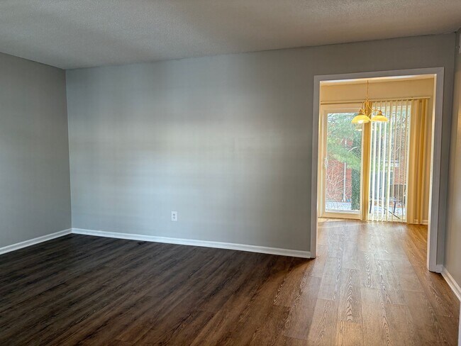 Building Photo - 1 Bedroom, 1 Bathroom Condo in High Point!