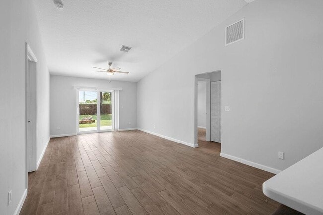 Building Photo - 5078 SE Isabelita Ave