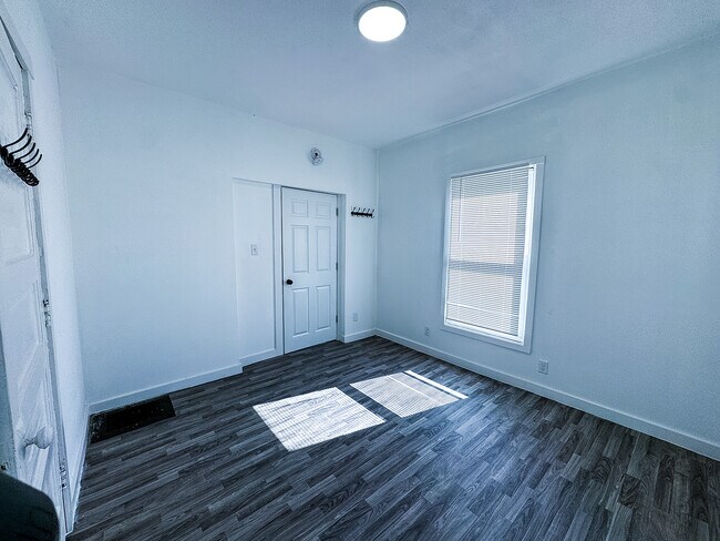 Building Photo - 1106 Portage Ave
