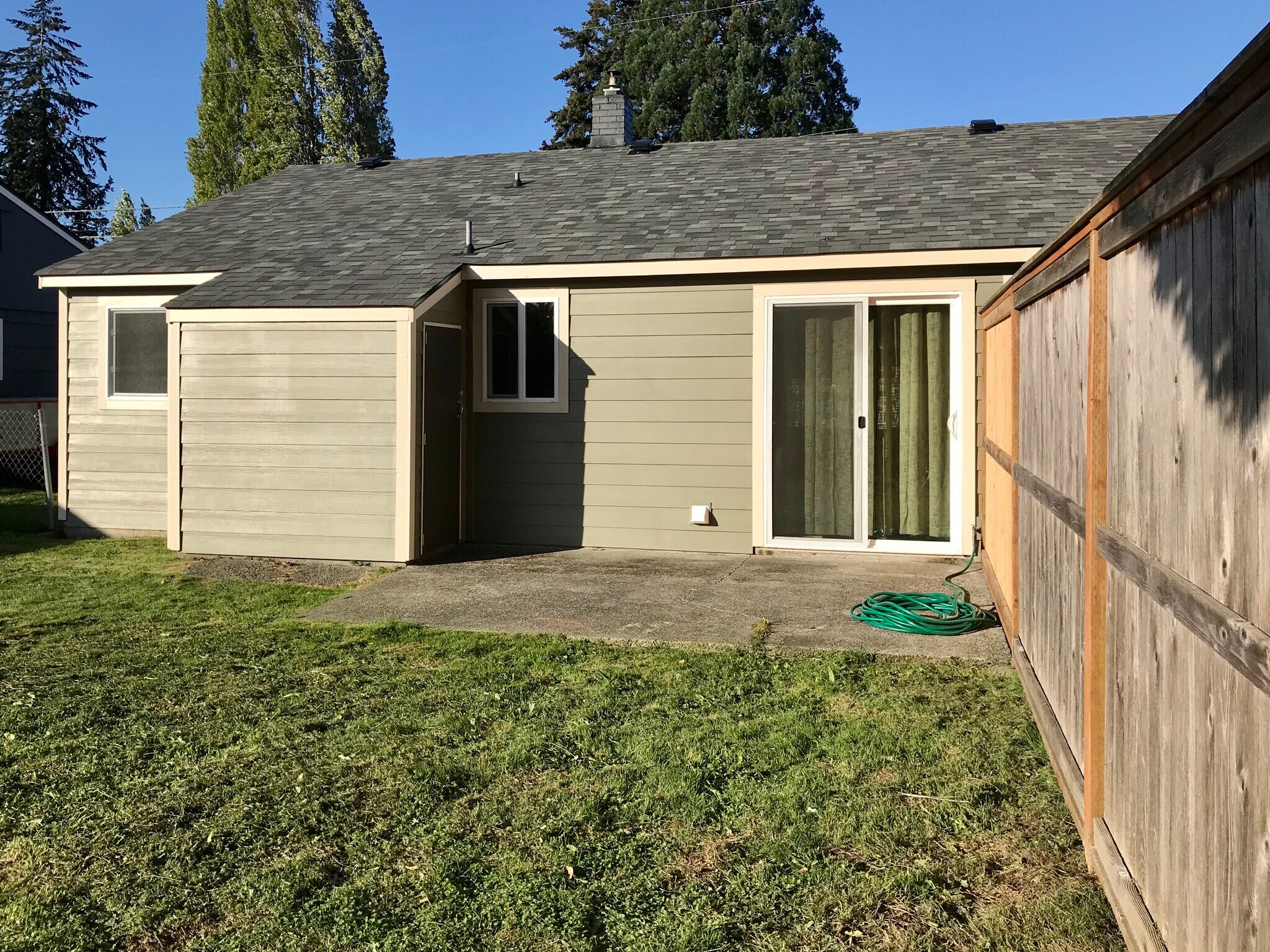 Building Photo - 1546 N Rainier Ave
