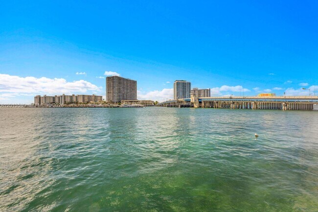 Building Photo - 2016 Bay Dr