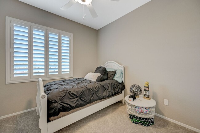 Building Photo - Modern 3 Bedroom Townhouse near Blue Diamond