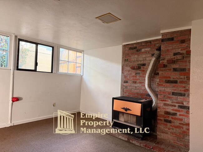 Building Photo - 537 NE Winchester St