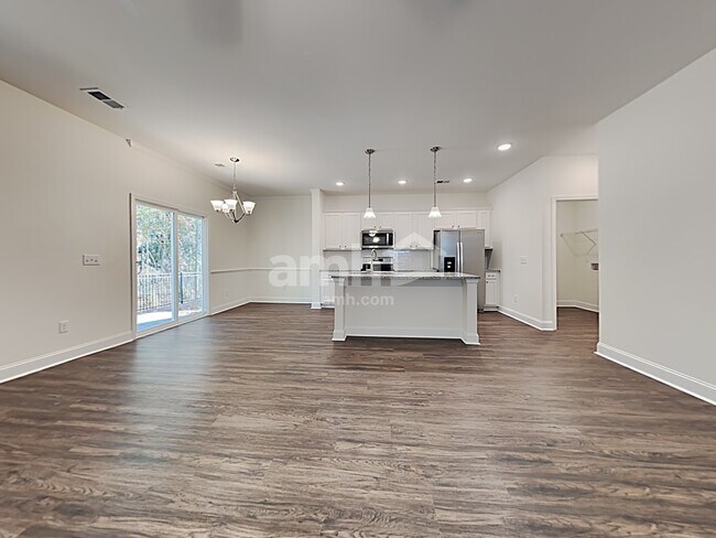 Building Photo - 610 W Lionel Rd