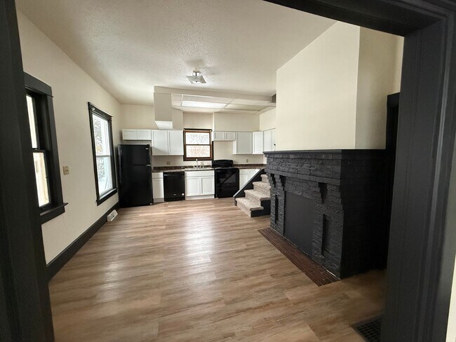 Building Photo - 902 E Kemp Ave