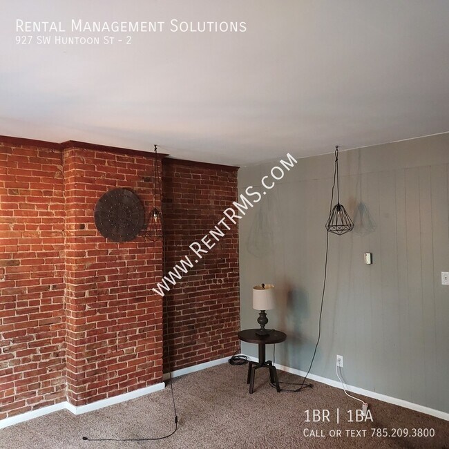 Building Photo - 927 SW Huntoon St