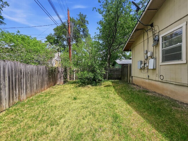 Building Photo - 3402 S Oak Dr