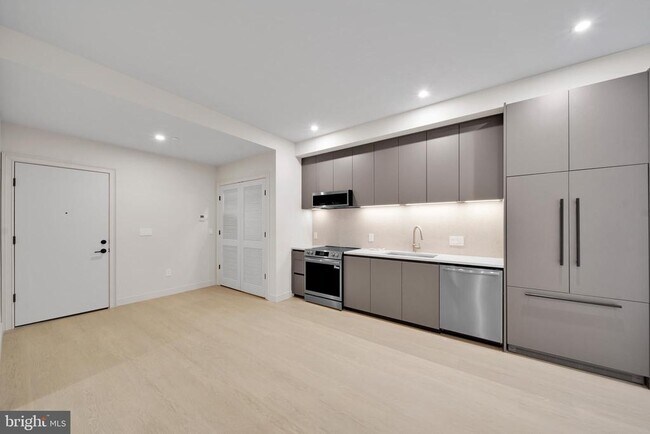 Building Photo - 2121 Ward Pl NW