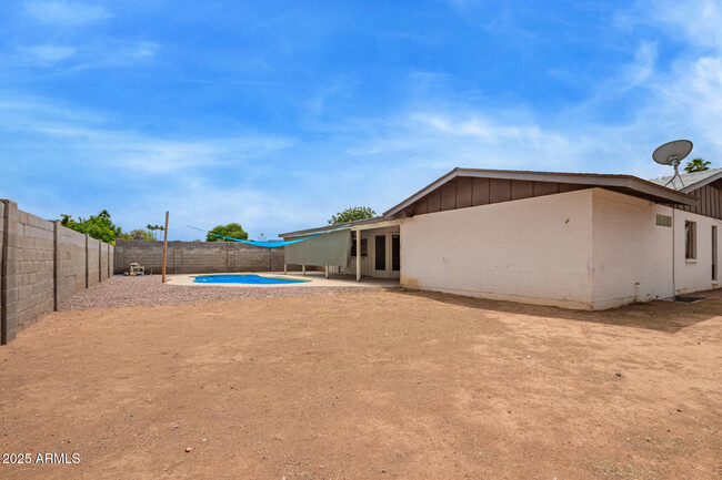 Building Photo - 1840 W Navarro Ave