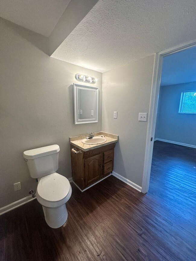 Building Photo - Beautifully Updated 3-Bed, 2-Bath Tri-Leve...