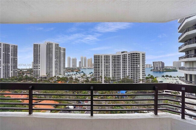 Building Photo - 3500 Mystic Pointe Dr