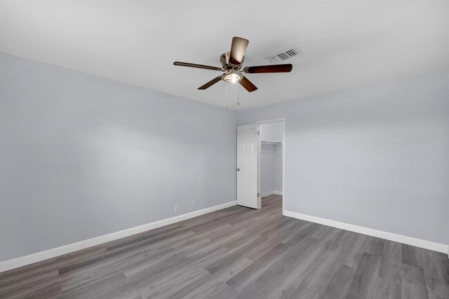 Building Photo - 1206 Hi Stirrup