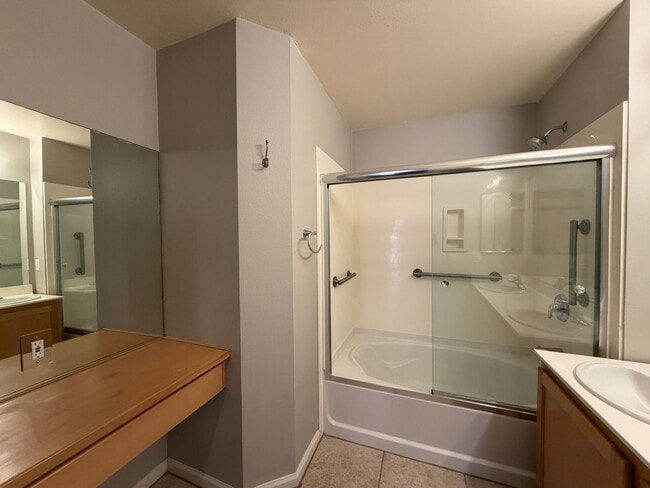 Building Photo - Terrific 2-Bedroom Condo in Guard gated community