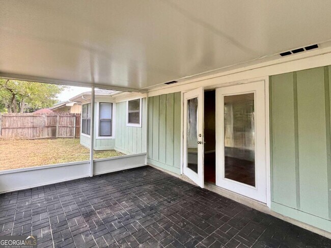 Building Photo - 317 Lake View Dr