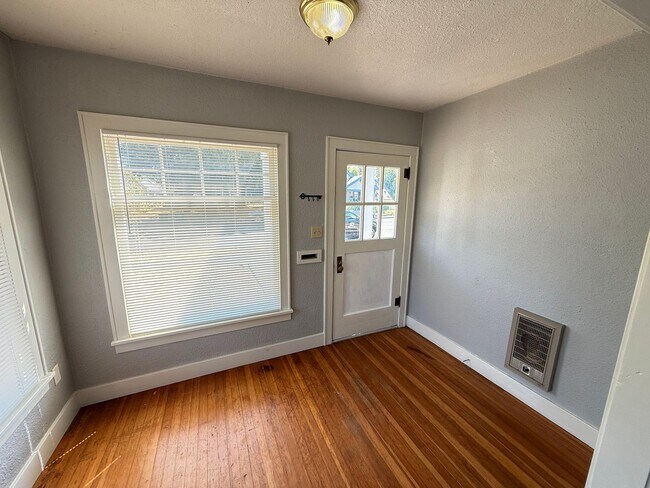 Building Photo - 844 D St