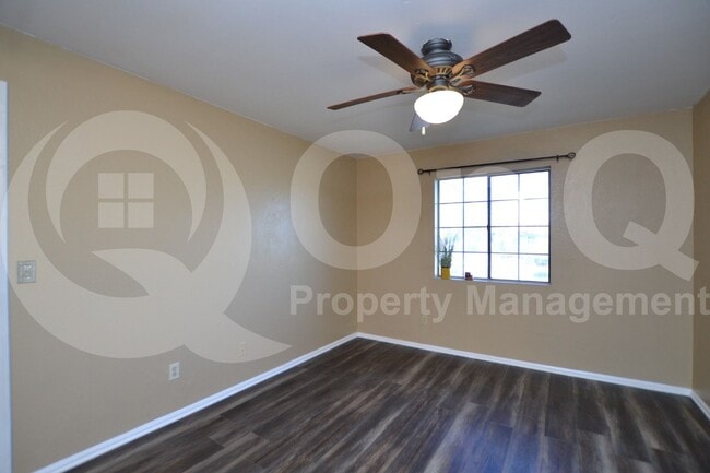Building Photo - 533 W Guadalupe Rd