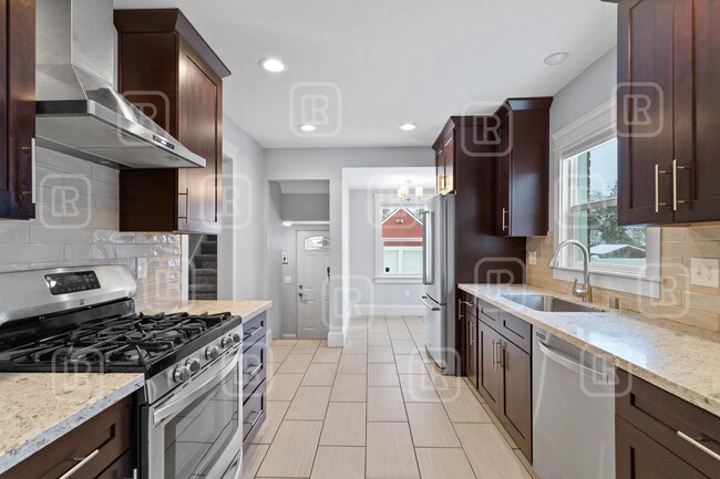 Building Photo - 414 W 29th Ave