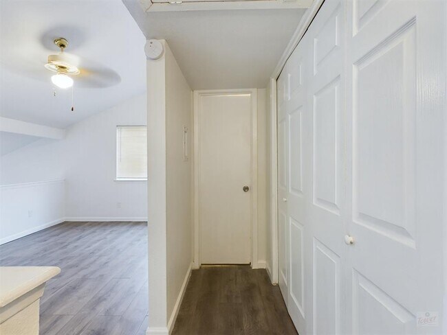 Building Photo - 2124 Burton Dr