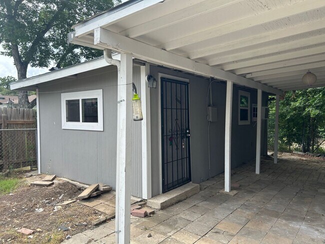 Building Photo - Charming 4 Bed, 3 Bath Home + Bonus 1 Bed/1 Bath Casita!