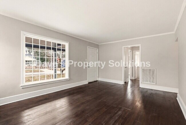 Building Photo - Beautifully updated and ready for its new tenants!