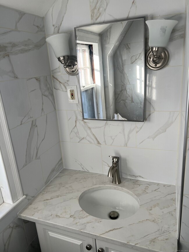 Building Photo - 403 Cooke St