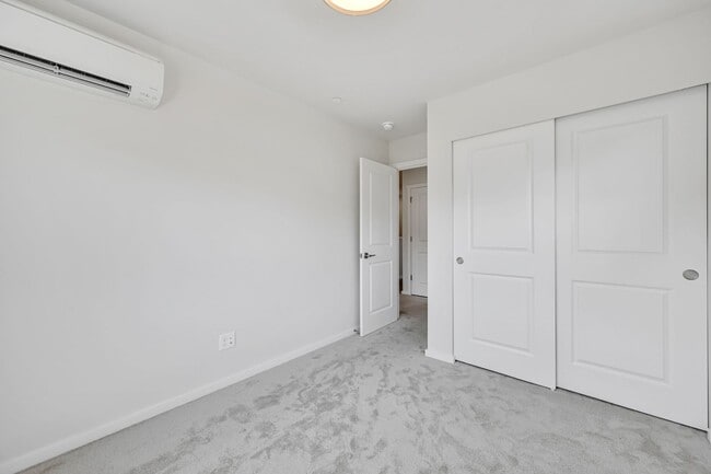 Building Photo - 4 Bed 3 Bath Townhouse for Rent!