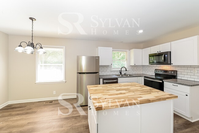 Building Photo - Feel comfortable in this lovely home